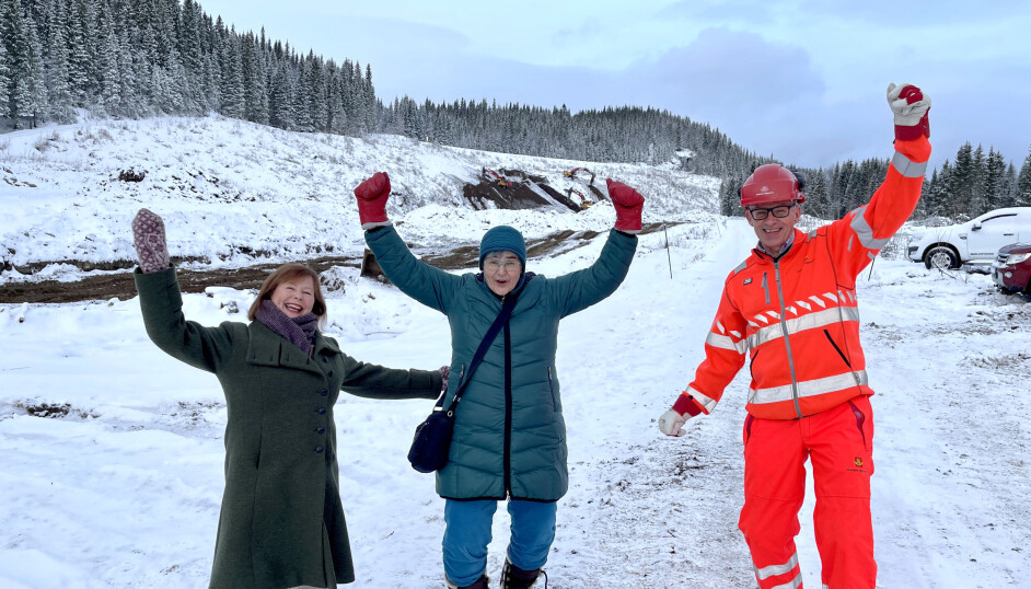 Her jubles det for penger til å sluttføre E6 Helgeland. Fra venstre stortingsrepresentant, Siv Mossleth (Sp) ordfører i Grane kommune, Ellen Schjølberg (Sp) og prosjektleder for E6 Helgeland, Bård Nyland i Statens vegvesen.