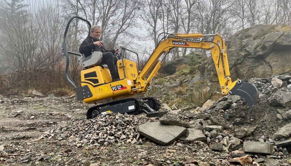 Maskinansvarlig hos Wee.no, Jan Sigurd Bakken, i sving med den nye proff-minigraveren.