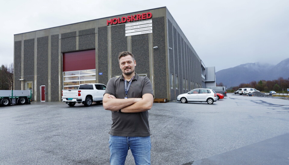 NYTT: Lars Ivar Moldskred foran nybygget som ble tatt i bruk høsten 2021.