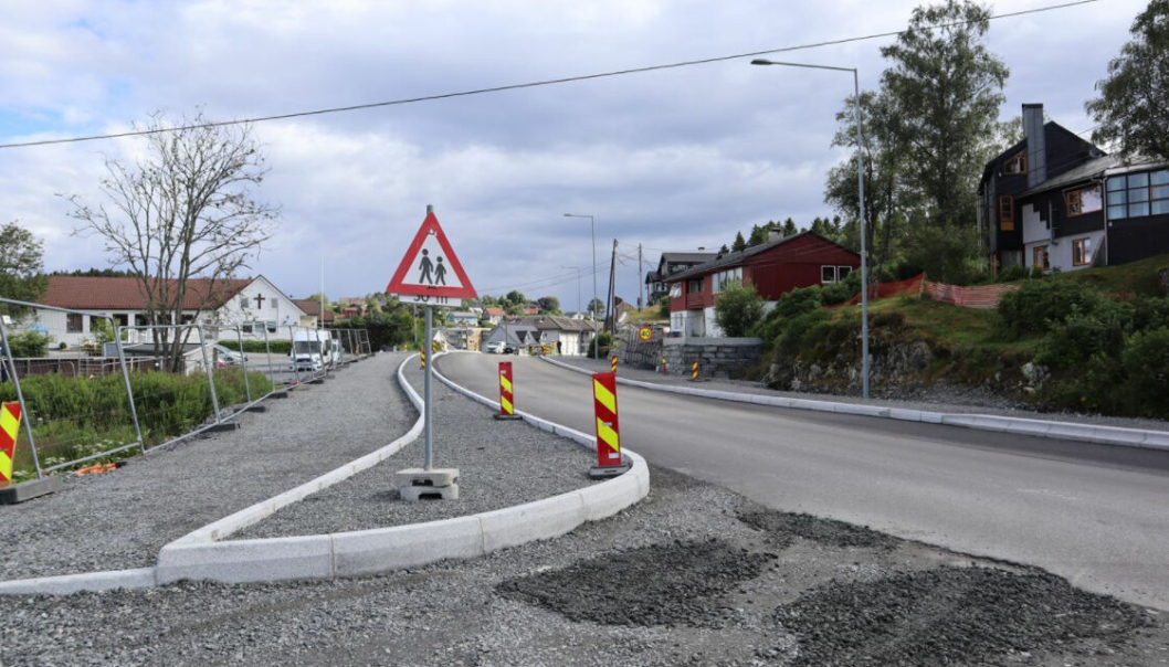Opprustningen av Hjellestadvegen skulle vært ferdig i 2019. Nå må fylket grave opp igjen en del av den nye veien