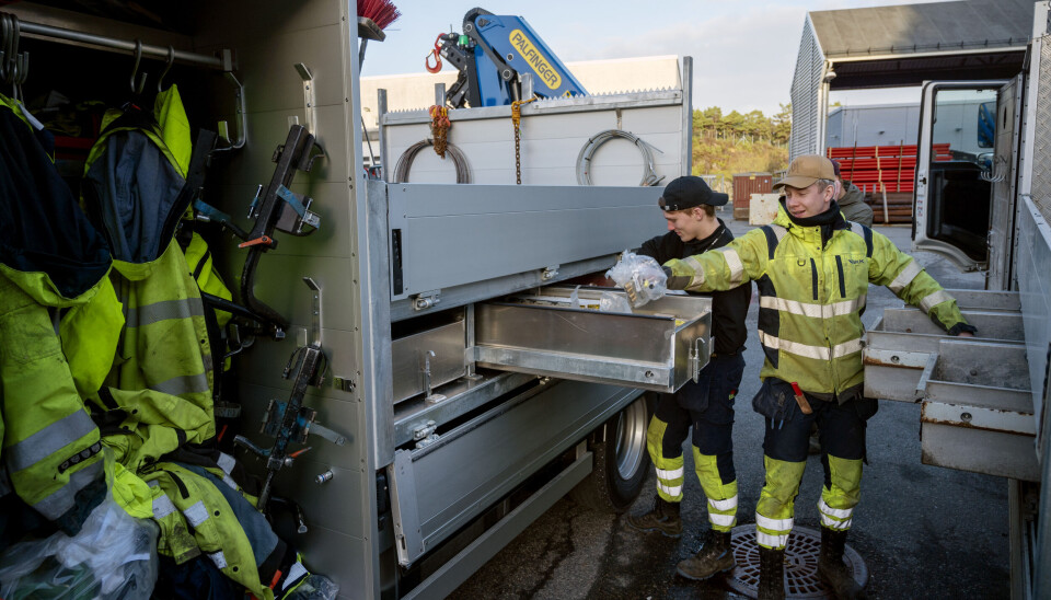 FLYTTESJAU: Selv om de hadde ryddet i flere dager i forkant var det en skikkelig flyttesjau fra gammel til ny bil for Erlend Johannessen (t.v.) og Torbjørn Halsvik.
