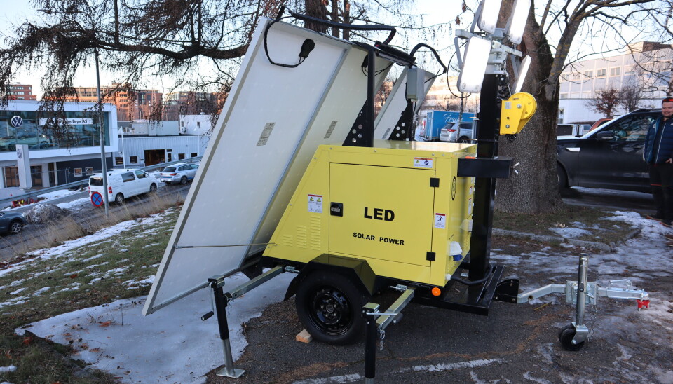 Batteripakke, solceller og lysmast utgjør en kompakt enhet som er plassert på en henger.