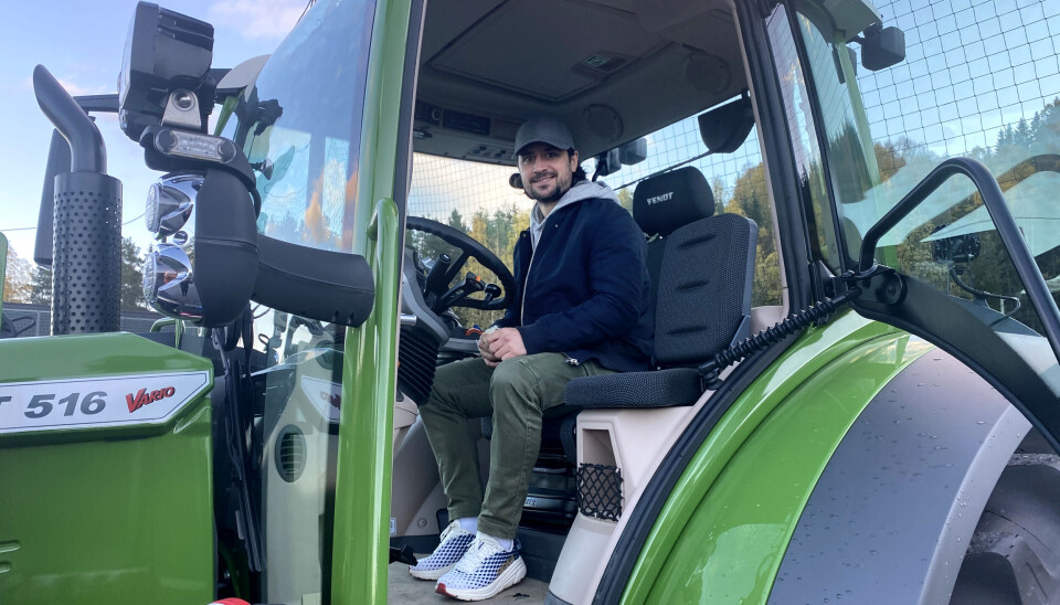 Mats Zuccarello og Eiksenteret samarbeider om å motvirke utenforskap i Norge. Her er den velkjente ishockeyspilleren på plass i en Fendt 516 Vario.