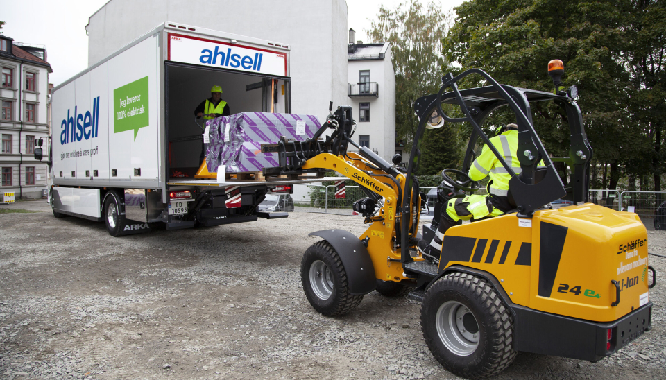 Her er en Ahlsell-merket Volvo FL Electric og en Schäffer 24e kompaktlaster, begge elektrisk drevet, i sving.