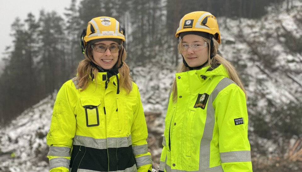 Nye Veier er en målbevisst byggherre med strenge krav og høye forventninger, og to av fem prestasjonsmål er knyttet opp mot ytre miljø. I tillegg til mål om en skade- og ulykkesfri anleggs- og driftsperiode, skal Implenia Stangeland iverksette tiltak for å minimere klimagassutslipp og øvrige belastninger på ytre miljø. Tera Elizabeth Lyons (t.v) og Eldbjørg Stenrud Nilsen er YM-ansvarlige på prosjektet.