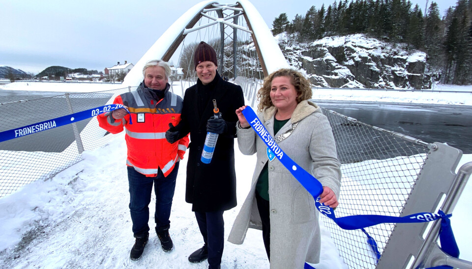 Utbyggingsdirektør Kjell Inge Davik, statsråd Jon-Ivar Nygård og ordfører Vibeke Stjern åpnet den nye robotsveisede Frønes bru.