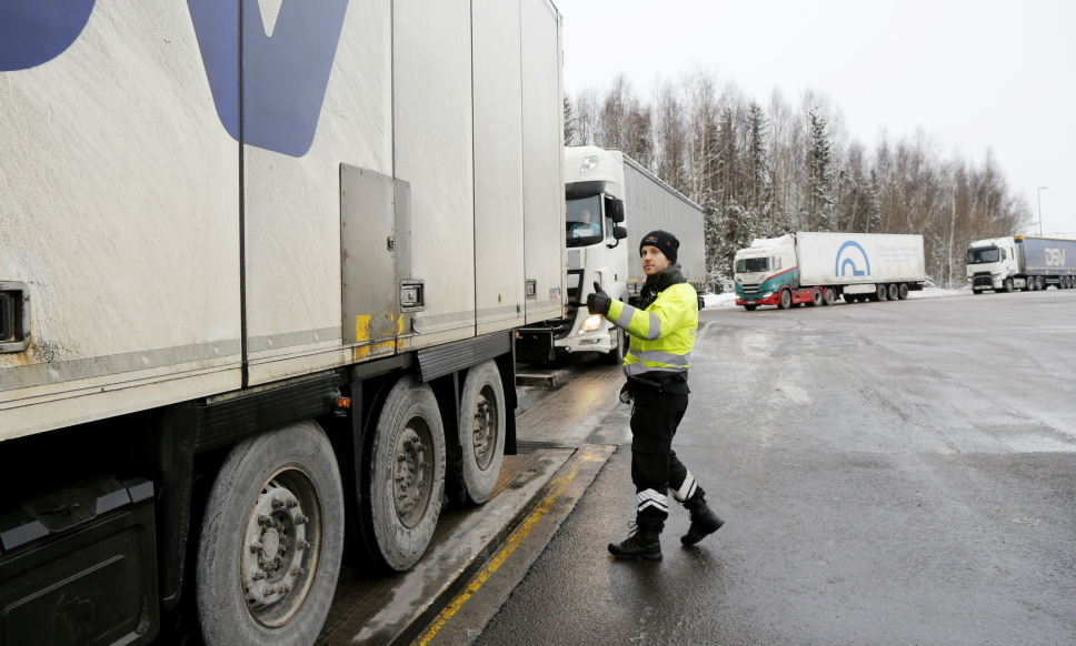 TOMMEL OPP: Inspektør Daniel Hals viset tommel opp til føreren som følger med i speilet, og vogntoget kan rulle av vekta o kjøre videre.