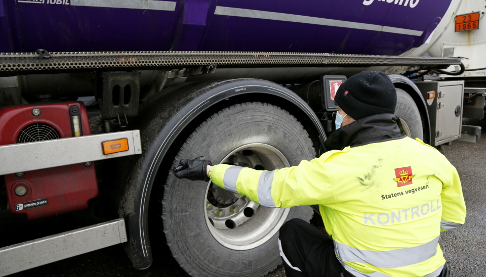 SJEKKER MERKING: Dekkene sjekkes for riktig merking. Kravene avhenger av hvor dekket sitter.