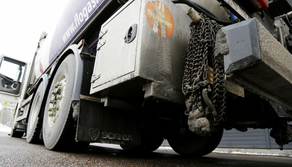 KJETTINGER: Bilen til Jon Solli hadde det som trengtes av kjettinger, både hengende på og bak luker i skap.