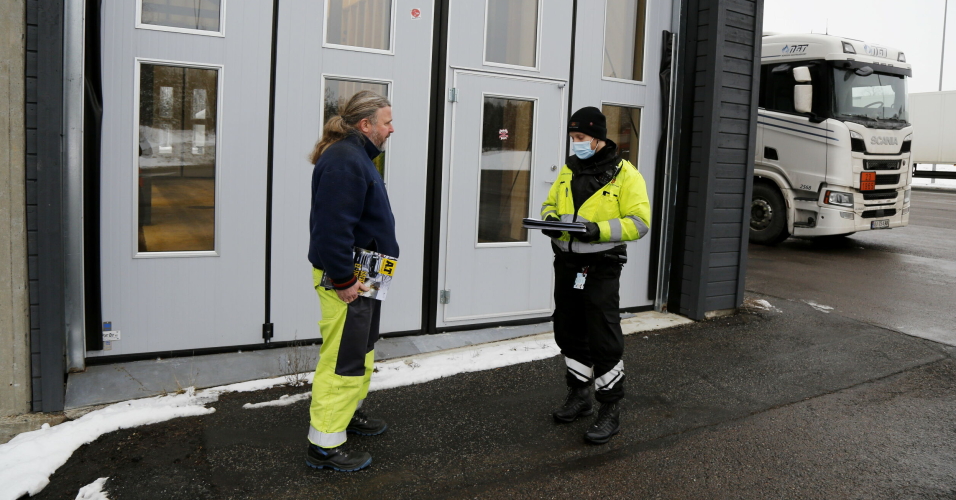ALT GODKJENT: Jan Solli (t.v.) i Norsk Gasstransport får kontrollrapporten tilbake fra Daniel Hals. – Alt i orden her.
