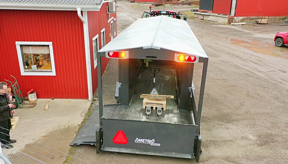 Tilhengeren har tre lastelemmer.