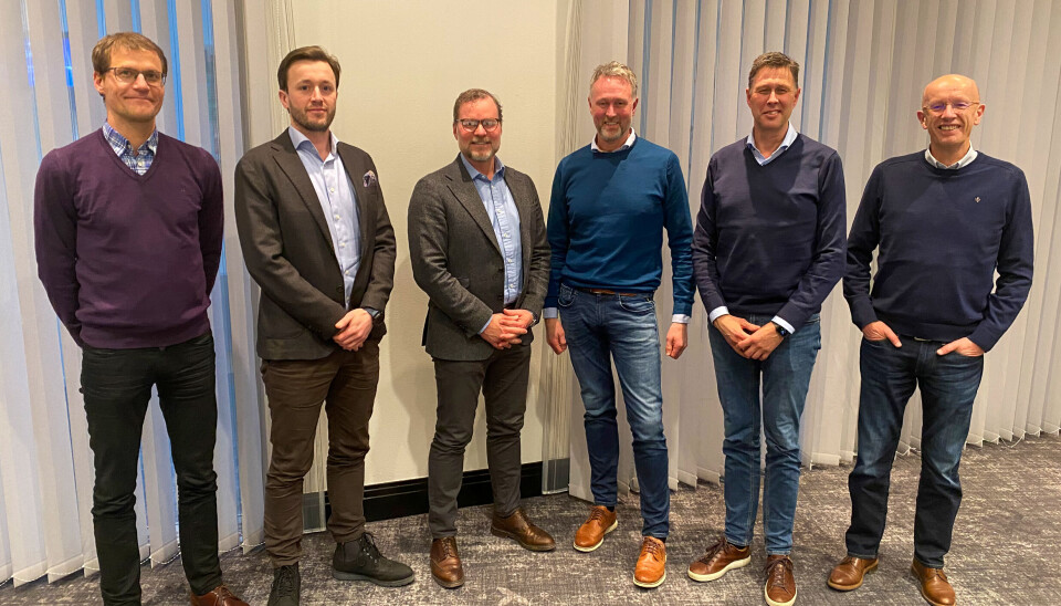 Bilde fra forhandlingene mellom Skanska Industrial Solutions og Velde. Fra venstre: Henrik Wåhlin (Controller SIS Nordic), Håkon Lyngdal (Adm. dir. SIS Norge), Gustaf Werner (Regiondirektør SIS Nordic), Egil Velde (Konsernleder Velde), Harald Velde (Daglig leder Velde Asfalt), Arne Kambo (Økonomileder Velde).