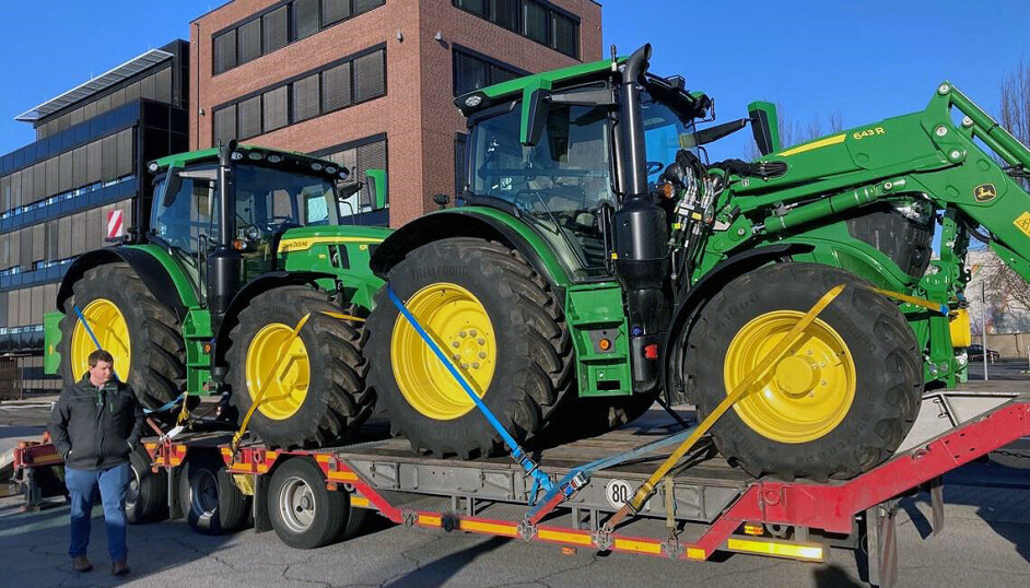 På vei til Norge: De nye 6R-modellene fra John Deere lastet opp på semitrailer. Den ene modellen kommer til Norge med ny laster.