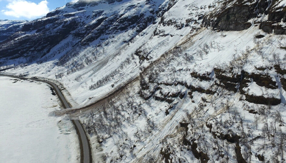Det er vinterdrift store deler av året i denne kontrakten, og det er flere rasutsatte strekninger: Bildet er fra Østerbø, fv. 50 Hol – Aurland i juni.