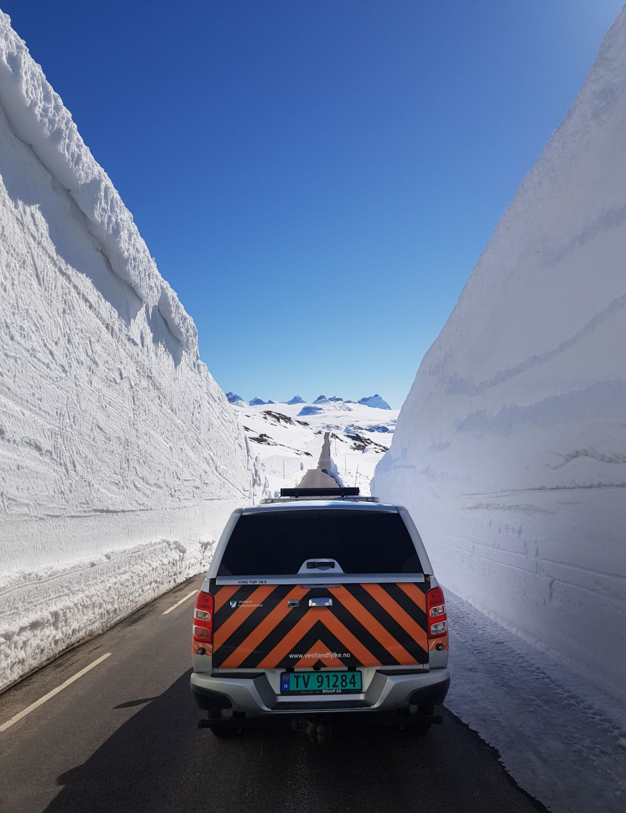 Det blir høye snøkanter når det er sommerbrøytet på fv. 55 Sognefjellet.
