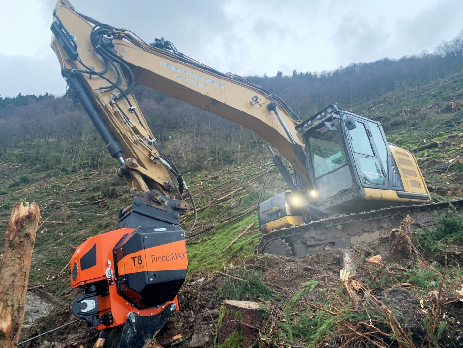 25 TONN: Timbermax-vinsjen er montert i HK-festet til 25-tonneren Cat 320ELRR.