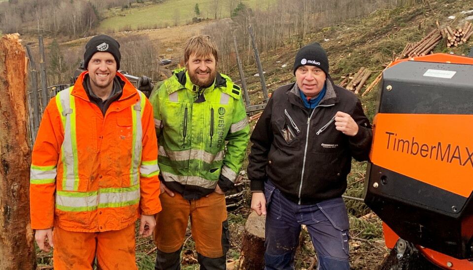 MONTERING: Eieren av Timbermax Forestry Equipment Inc., Mathieu Lavoie (t.v.) kom fra Canada for å være med på monteringen av vinsjen; videre entreprenør Åsmund Hjelmeland og daglig leder i Skogservice AS, Kai Eriksen.