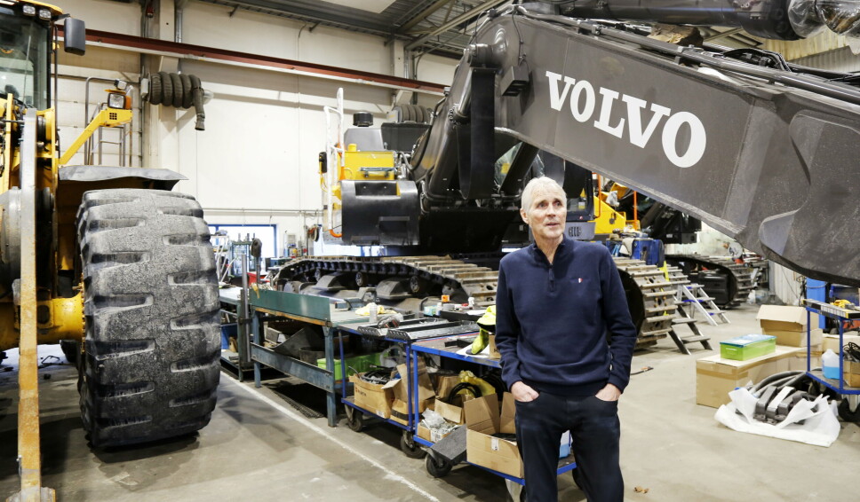 TUNGT SKYTS: Det var mye tungt inne på verkstedet da Anlegg&Transport var på besøk i vinter. Åge Skår står her ved en EC750EL gravemaskin som veier ca. 75 tonn.