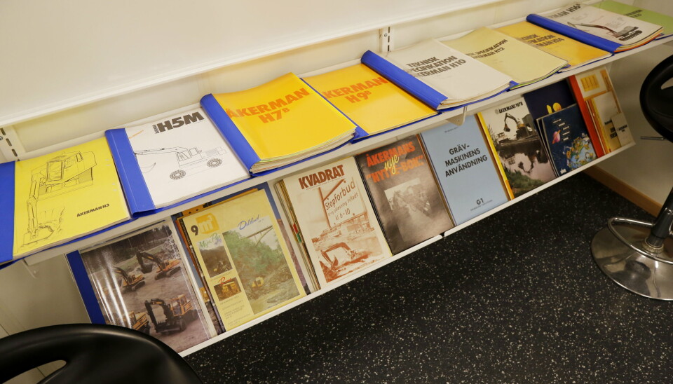 KUNNSKAP: Det er mye fakta og historie i disse permene og brosjyrene.