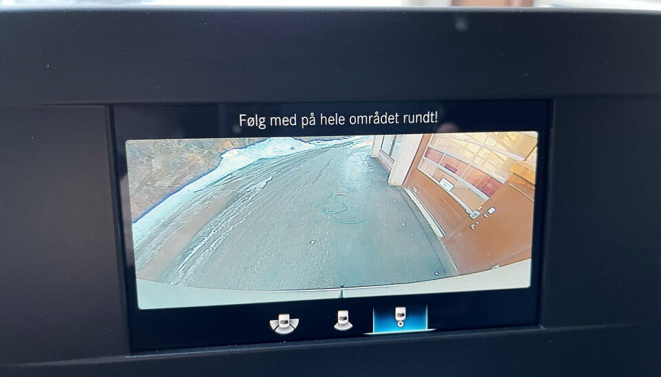 KAMERA: Det er mulig å stille inn tre ulike visninger på ryggekamera, men det skal litt trening til for å fin manøvrere, vi opplevde flere ganger at vi var lengre unna enn det vi oppfattet fra kameraet.