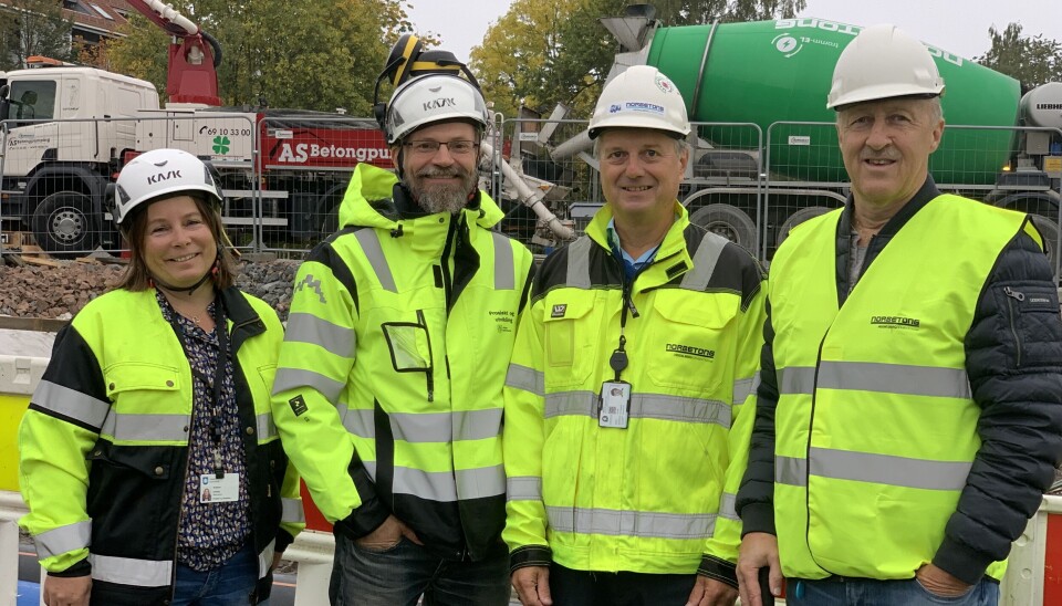 Asker kommune har tidligere fått støtte til å bruke elektriske gravemaskiner i Klimasats-prosjektet «Bruk av utslippsfrie gravemaskiner i Kirkeveien». Fra venstre: Kristine Iversby (Asker kommune), Jonas Tautra Vevatne (Asker kommune), Stein Hov (Norbetong) og Tomas Wamstad (Kodyna AS).