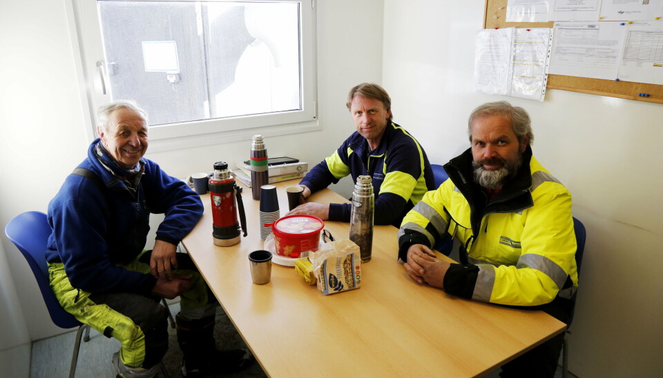 KOKEKAFFE: Hver morgen brygger Torgeir Hagen (f.v.) kokekaffe og tar med på brakka. Her sammen med sønnene Oddvar og Øyvind for en kaffepause.