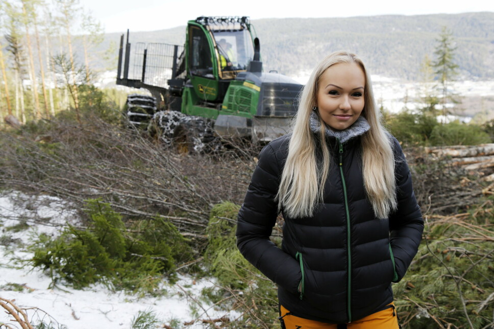FAVORITTMASKINEN: Ida Marie Hefre foran den minste lastbæreren i familiebedriften, JD 1510G, hennes favorittmaskin.
