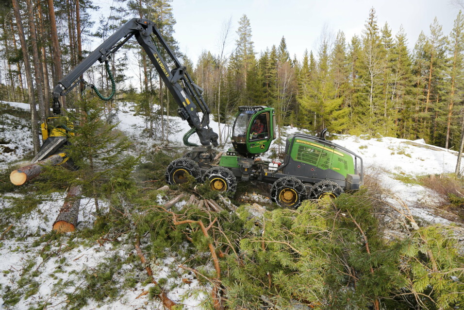 FØRST I NORGE: Maskinfører Olav Nisi i JD-hoggeren 1270G og aggregatet H425. Sistnevnte er det første av denne modellen som John Deere Forestry AS har levert til kunde i Norge.
