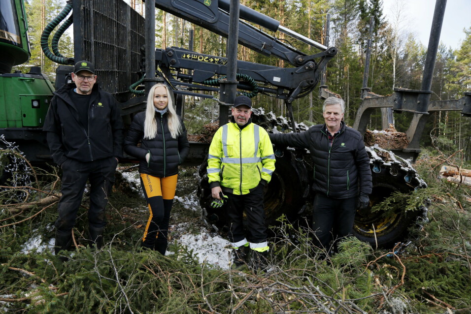 SAMLING PÅ TOPP: AT.nos utsendte var heldig å få sitte på med Ida Marie Hefre i den lille lastbæreren opp til toppen av hogstfeltet, mens den øvrige trioen måtte gå. Fra venstre er Jostein Hefre, Ida Marie, Hans Torkild Flåterud (maskinfører) og Jens Erik Wittussen fra John Deere Forestry AS.