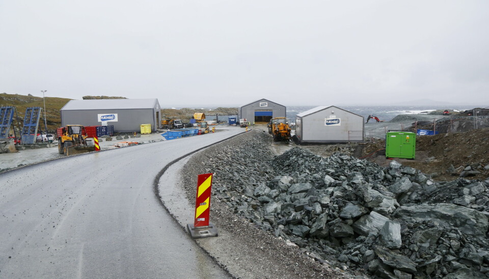 KOMMER OPP: Tunnelen kommer opp til høyre i dette bildet. Den nye veien inn til sentrum vil gå bakover mot venstre, mens det også skal bygges vei ut til høyre over kommende sjøfylling.