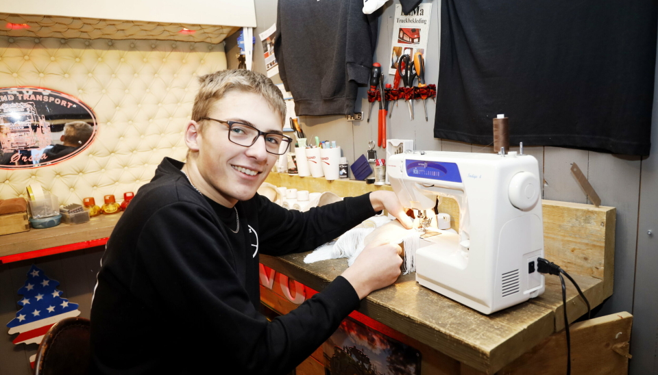 SYMASKIN: Symaskinen er godt plassert bak «førerstolen» i Magnus Almes lastebil-systue.