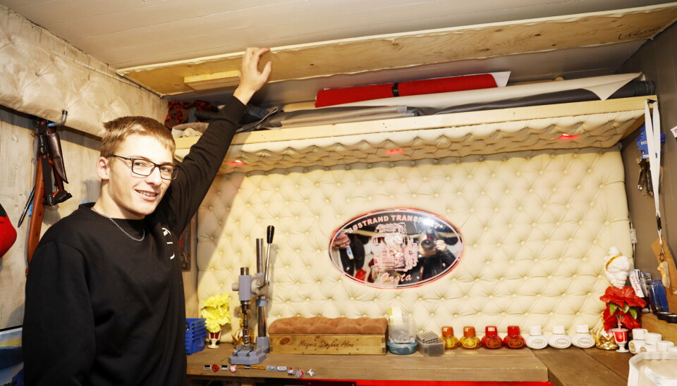 BAKVEGGEN: I skapene på bakveggen har Magnus Alme plass til materialer til pågående prosjekter.