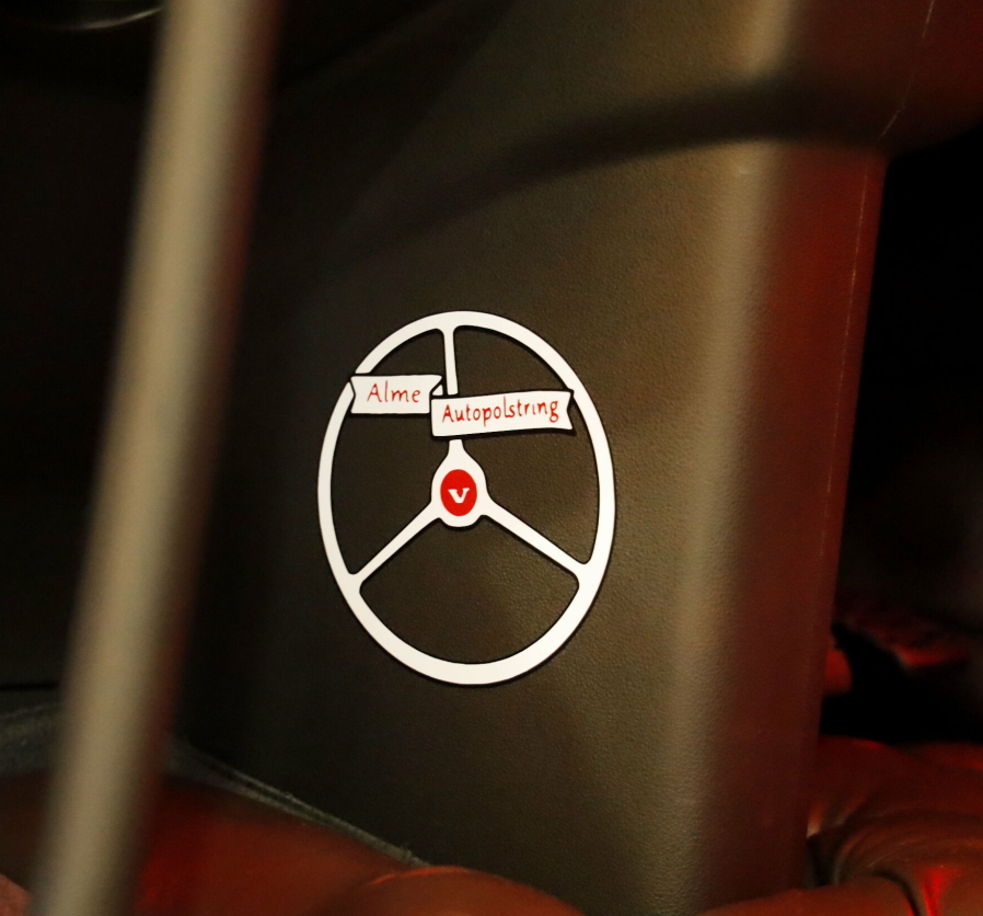 EGET DESIGN: Med eget firma følger det også logodesign, og selvsagt har den unge gutten selv tegnet logoen.