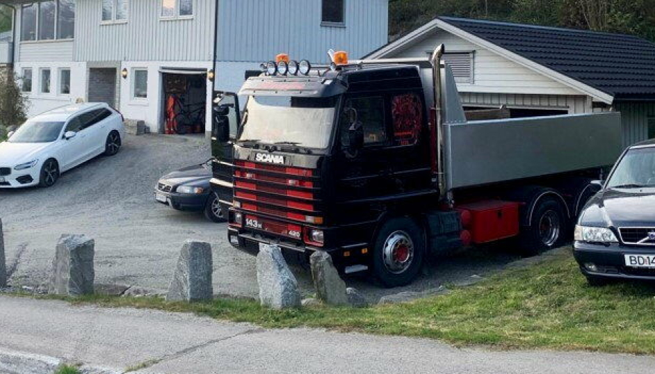 RESTAURERING: Denne Scania 143H er totalrestaurert. Mens Magnus Alme bygde nytt interiør, sto bilen på gårdsplassen hjemme hos foreldrene.