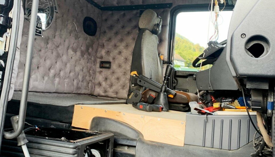 TREARBEID: Det meste av interiørplatene hadde smuldret bort, og måtte erstattes med nye materialer. Magnus Alme har gjort alt av trearbeidet i hytta.