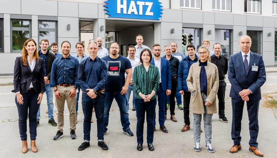 LEDELSEN: KIM-prosjektteamet med Sontheim- og Hatz-spesialister er samlet ved Hatz hovedkvarter. Teamet ledes av Brune Sontheim (høyre) og Dr. Maren Hellwig (t.v) som har ansvaret for digital forretningsutvikling i Hatz.
