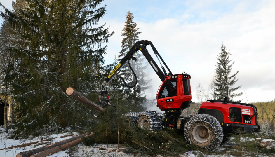 FØRSTE: Sorka Skogs Komatsu 951 (23 tonn) ble satt i drift i november ifjor. Og det var første gang Komatsu Forest AS levert «flertre-modul» til hogstaggregatet en så stor maskin.
