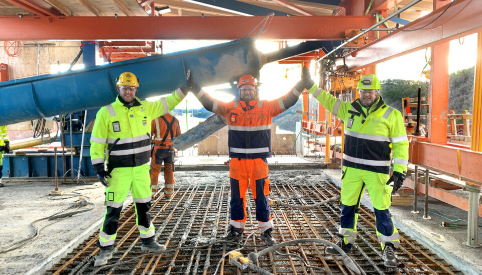 Bilde fra Nye Veiers prosjekt E39 Kristiansand vest - Mandal øst, da den 537 meter lange fritt frambygg-konstruksjonen Trysfjordbrua ble koblet sammen 64 meter over fjorden lengst vest i Kristiansand. Fra høyre: Harald J. Solvik (prosjektsjef Nye Veier), Finn Erik Espegren (avdelingsleder for konstruksjon i Kruse Smith Anlegg) og Olav Groven (prosjektdirektør i AF Gruppen).