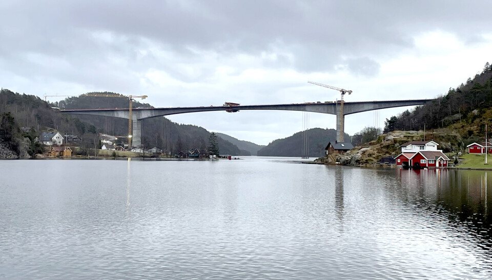 Trysfjordbrua er 537 meter lang og har en seilingshøyde på 64 meter.