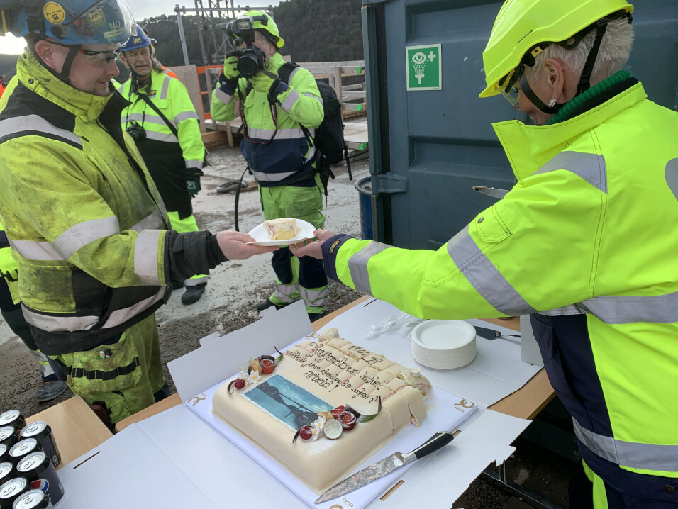 Byggherre Nye Veier inviterte til luftig kakefest på brudekket 64 meter over fjorden. Karethe Heimdal serverer.