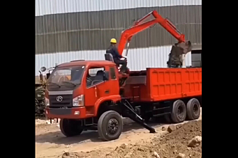 Lastebil-gravemaskin i aksjon