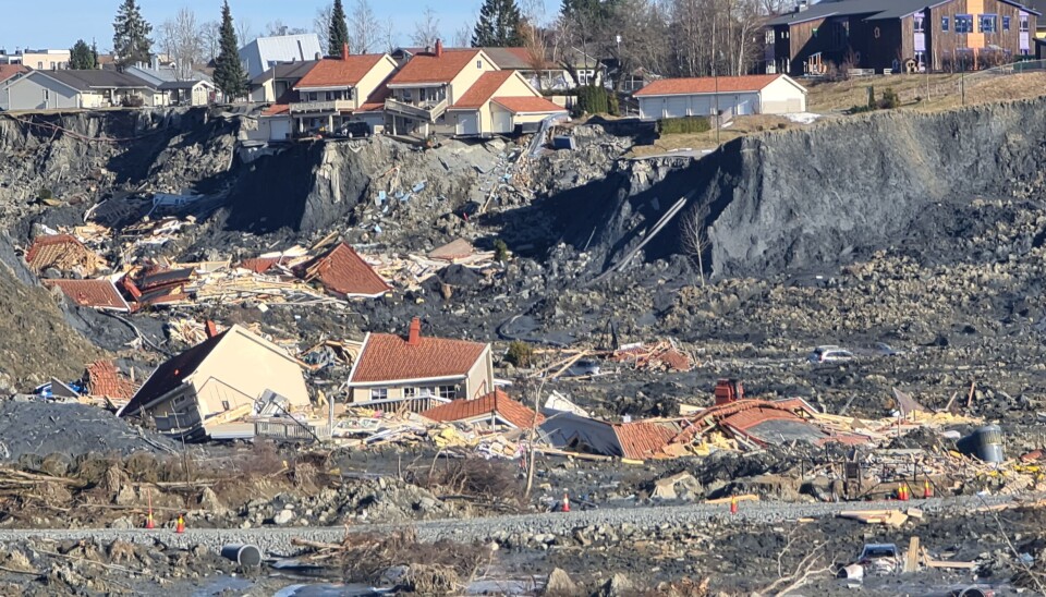 Bildet av en del av rasgropa. Nå er husene ryddet bort. De to husene på kanten og garasjen er også rast og ryddet. Barnehagen oppe til høyre er revet.