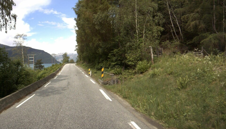 Veien er flere steder svært smal mellom Kinsarvik og Kyrkjenes på riksvei 13 i Vestland. Foto: Statens vegvesen Click to add image caption