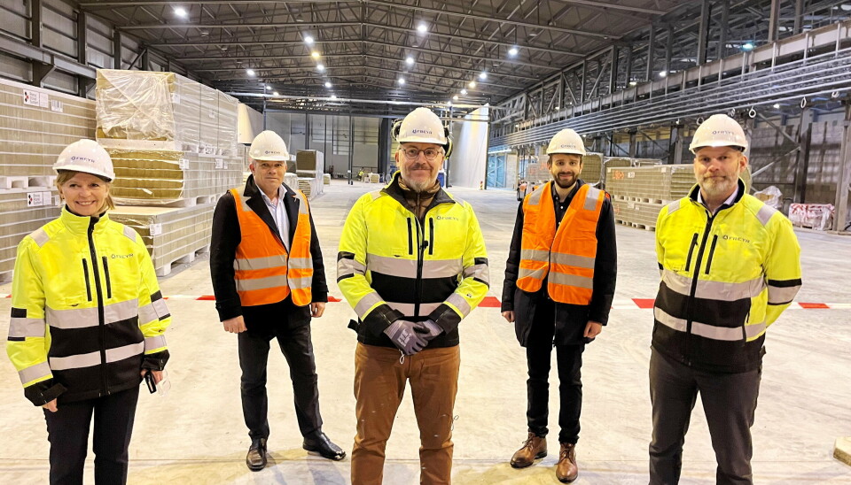 VILL VESTRE: Næringsminister Jan Christian Vestre (nr.2 f.h.) tror på batteriproduksjon i Norge. Her fra et besøk hos Freyr.