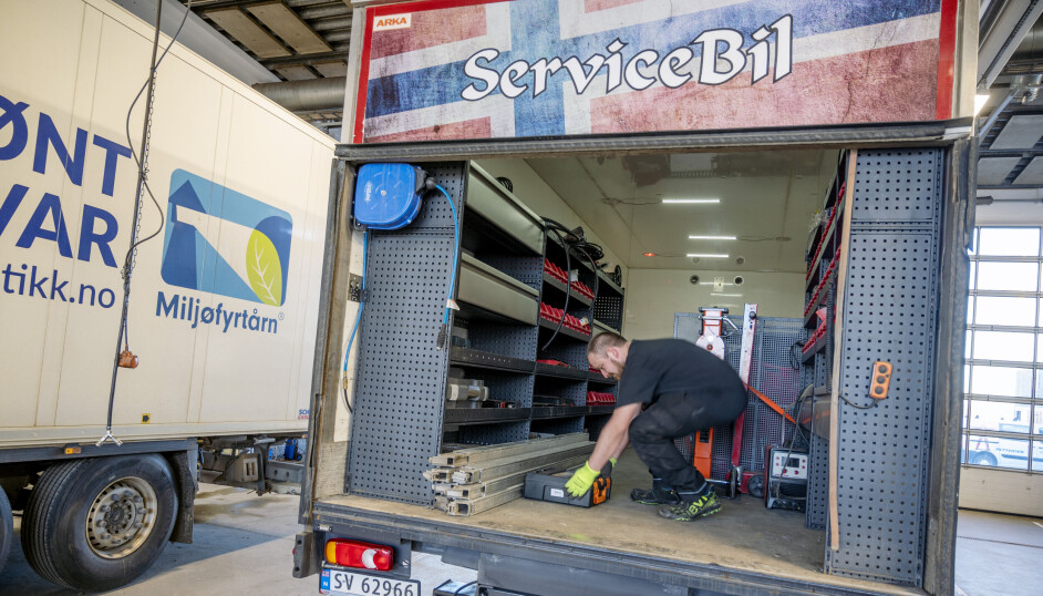 PÅ PLASS: Det er mye verktøy og utstyr mekaniker Piotr Pionchota skal ha på plass i den store verkstedbilen før den er klar for oppdrag.
