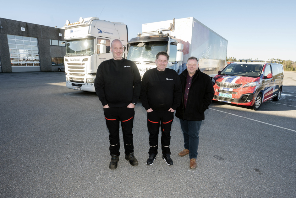 KLARE: Kundemottager Knut Ole Karlsen (t.v.), daglig leder Morten Henriksen og styreleder Runar Bakken i nystartede Norsk Tungbilservice er klare til å hjelpe lastebilfolket.