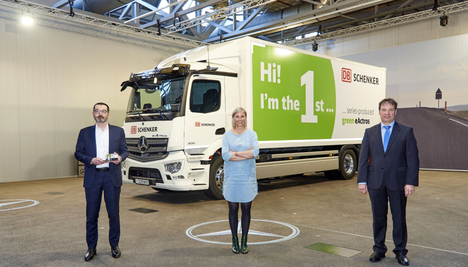 Første serieproduserte eActros levert til DB Schenker i Tyskland. Fra venstre: Cyrille Bonjean (Executive Vice President, Head of Land Transport Europe DB Schenker), Karin Rådström (medlem av Board of Management Daimler Truck Holding AG og ansvarlig for varemerket Mercedes-Benz Trucks i Europa og Latin-Amerika) og Wolfgang Janda (Executive Vice President, Head of Network & Line Haul Management DB Schenker).