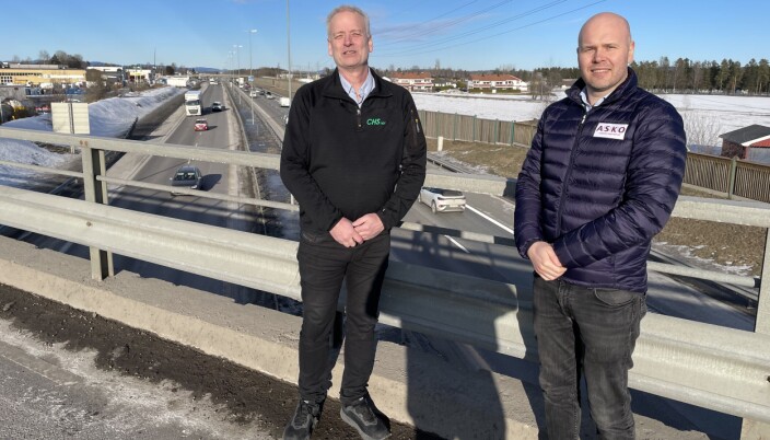 <span class=" italic" data-lab-italic_desktop="italic">Adm. direktør John Martin Strand (t.h.) i Asko Transport AS og Kent Ibsen i CHSnor AS er stolte over å kunne lansere Europas første el-tungbil med 50 mils rekkevidde.</span> <span class=" italic" data-lab-italic_desktop="italic">Adm. direktør John Martin Strand (t.h.) i Asko Transport AS og Kent Ibsen i CHSnor AS er stolte over å kunne lansere Europas første el-tungbil med 50 mils rekkevidde.</span>
