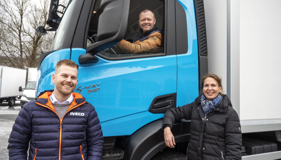 LEVERING: Rune Hammer (KAM i Iveco) kunne overlevere den første S-Way 340 NP gassbilen til teknisk sjef Roy Gulbrandsen og assisterende direktør for bærekraft May-Kristin Solberg Willoch i PostNord.