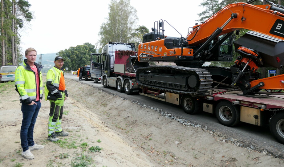 RETT PÅ PROSJEKT: Like etter at Tore Bråten (t.v.) i T. Bråten Maskin AS sist høst mottok sin Doosan DX300LC High and Wide fra forhandler Rosendal Maskins, ble den kjørt direkte til Jevnaker og et Skanska-prosjekt på E16/Rv241. Det er Doosan-maskiner det går i hos Bråten. Ved siden av Bråten står maskinfører Sven Arne Johansen.